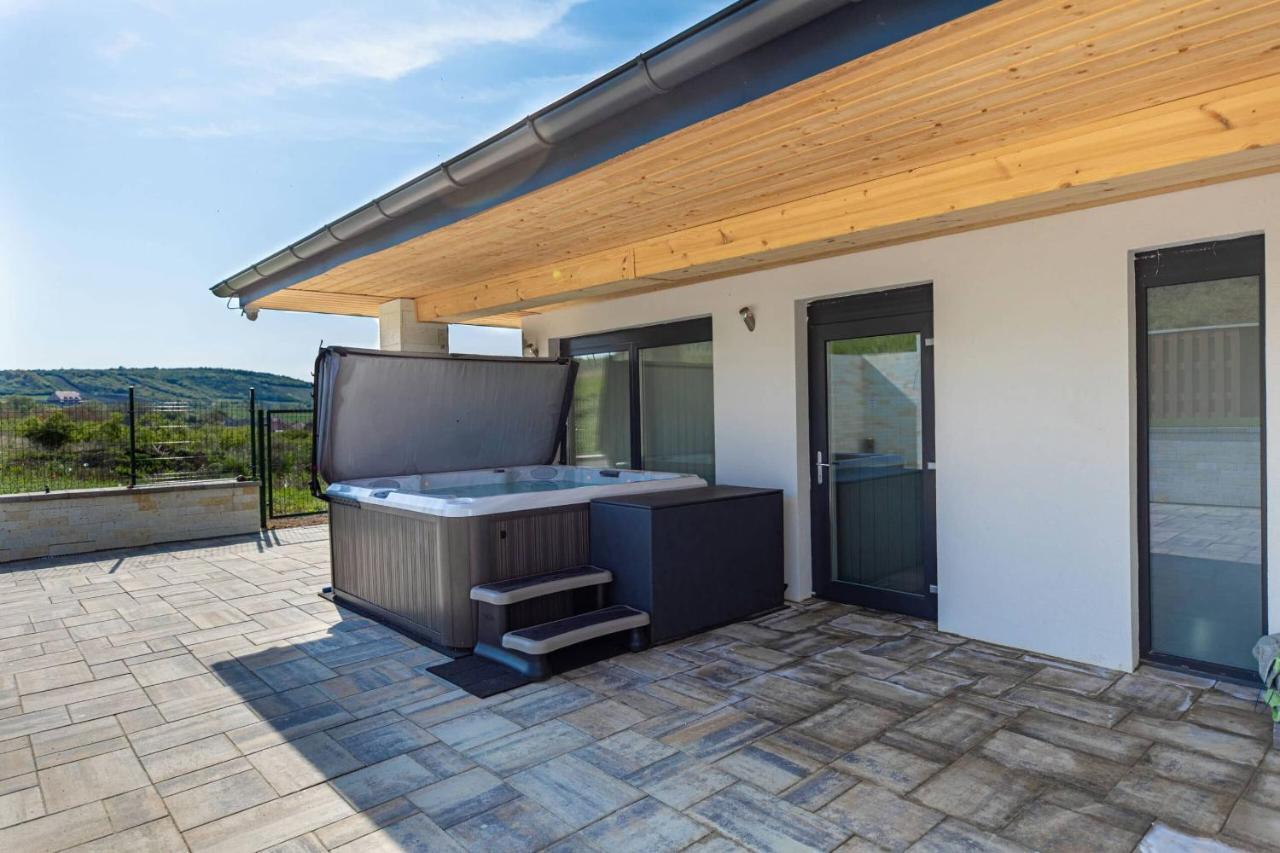 Aszuvilag Rezidencia With Sauna & Jacuzzi Legyesbenye Екстер'єр фото